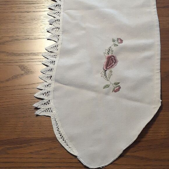 Victorian Embroidery needle point rose mantle cloth with heritage lace edge - Picture 8 of 12